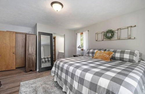 Lakeside Getaway with Hot Tub - Foto 8