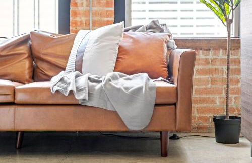 Stunning Downtown Apartment with Pool, Laundry, Parking - Foto 13