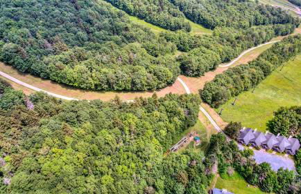 Renovated Ski-InandSki-Out Peru Condo at Bromley Mtn - Foto 27