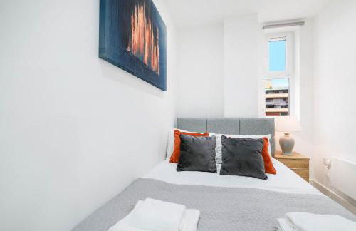 Luxurious 1 Bed Serviced Apartment with Wi-Fi - Photo 79