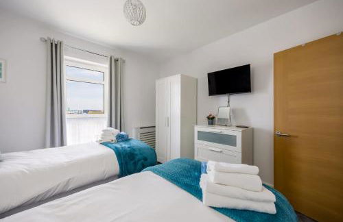 Sun-Soaked- Charming Views Overlooking the Harbour - Photo 13