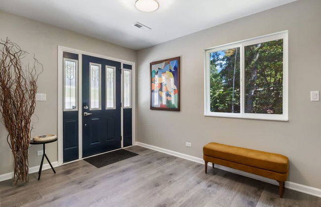 Luxury Waterfront Lakehouse With Private Dock Views - Photo 9