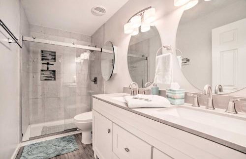 Country-Chic Home with Fire Pit, Steps to Lake! - Foto 15