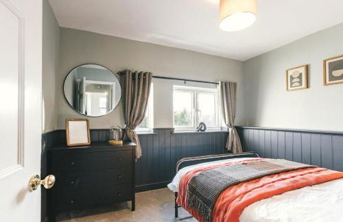 Large 7 Bedroom House for Families and Work Crews Hot Tub Parking Wi-Fi sleeps 17 - Foto 35