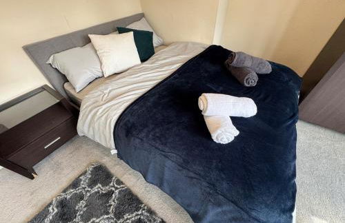 Modern 3-Bed Home with Parking & Garden Wolverhampton - Photo 17