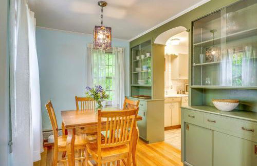 Ambient Manchester Village Abode with Deck and Pond! - Foto 7