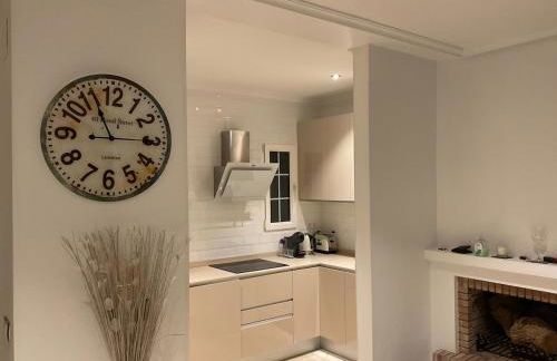 Modern, lovely, poolside 2 bedroom apartment - Foto 8