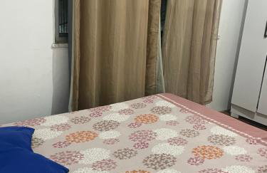 Quarto com sacada possui cama de casal, ventilador e guarda-roupa - Photo 11