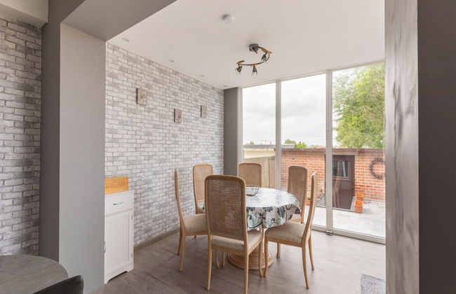 Modern Villa w/ Private Yard - Foto 30