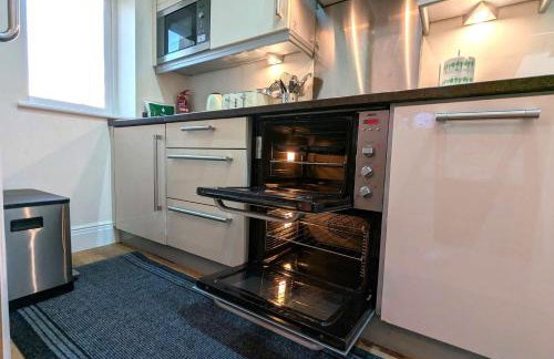 Luxury 2 Bed Apt, Sleeps 4, Secure PRKG-1 Car, Ascot Racecourse 5min walk, Legoland & Lapland 8mins, Windsor 15mins - Foto 22