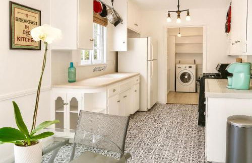 Enchanting Hollywood Hills Oasis with Tree-Top Views, Serene Outdoor Living Room, Zen Garden, Free Attached Garage, Sleeps 6, in LA's Most Desirable, Central, Serene Canyon Neighborhood, and Only 2 Minutes to Hollywood Boulevard - Foto 37