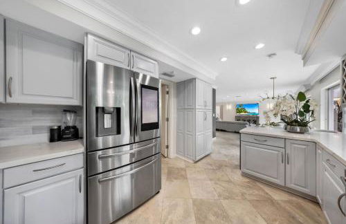 Tropical Villa Retreat with Private Pool & Peaceful Backyard - Stylish Escape in a Tranquil Residential Area - Foto 24