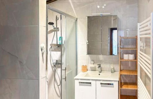 2 Bedroom Awesome Home In Buzet - Photo 14