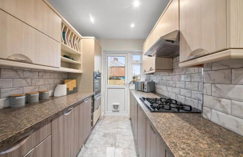 5 Bed House - Sleeps 11 - Parking - Garden - Wifi - Foto 2