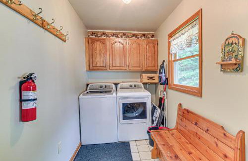 Germfask Home with Fire Pit, Grill and Yard Games! - Foto 17