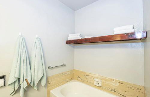 Sierra Vista by Willowbend Creek and waterfalls, Sleeps 16, with Hot tub, Play Yard, Arcade - Foto 14
