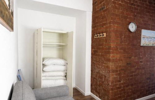 City Centre - Sleeps 6 - Bars, Parking & Netflix - Foto 17