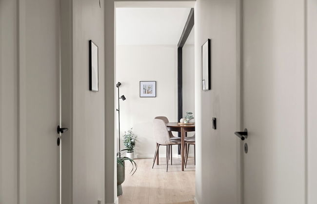 Home Away Apartments - Photo 17