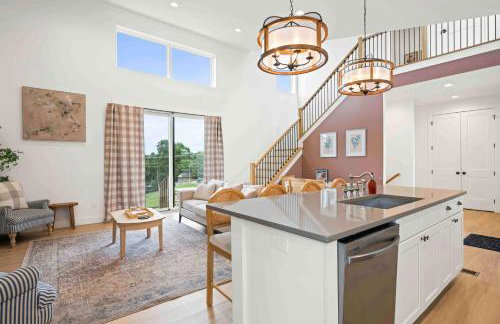 3-story home for 12 Near Ark with Hot Tub & Parking! - Foto 9