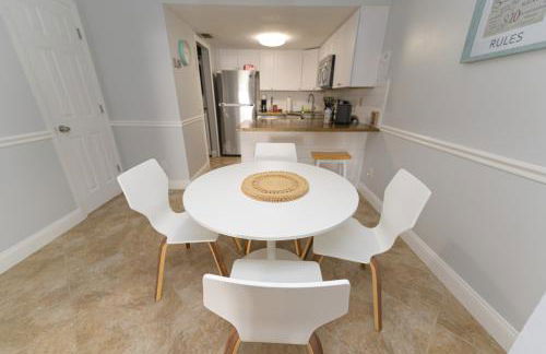 Enchanting 2-Bedroom Ground Floor Beach Condo at Cape Canaveral WiFi & AC - Foto 23