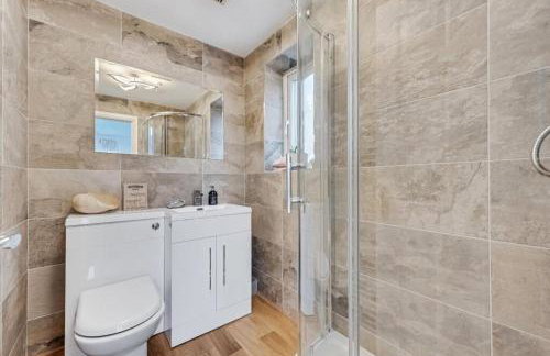 Stylish home close to the Yorkshire Dales & Leeds Airport - Photo 12