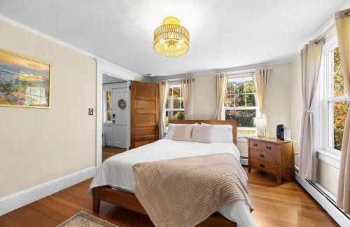 Coastal Red Farmhouse w/Firepit - Holiday Home - Foto 10