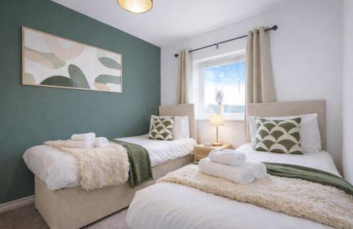 Stylish 3 Bedroom House - Excellent Location - Free Parking, Garden, Fast Wifi, Work Space and Self-Check-In by Yoko Property - Foto 5