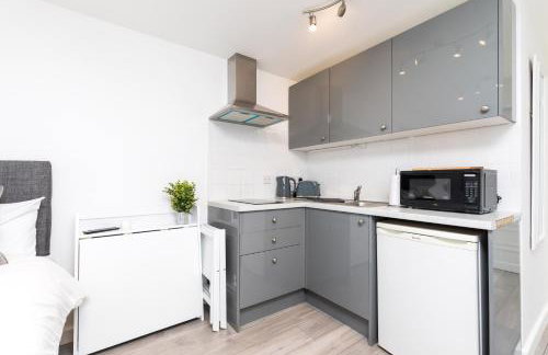 Findon- Stylish Suite 10mins close to Airport - Photo 12