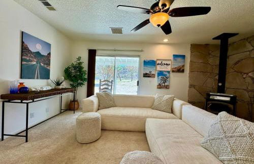 Epic Views, Huge House, Acres of J-Trees to explore, Hot Tub, Pool, AC, and Mini-Golf - Foto 23