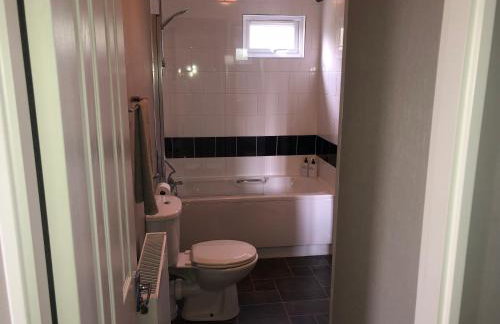 Spacious Lodge With Hot Tub - Foto 33