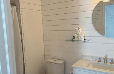 Cheerful 7 Bdrm Home with Private Pool One Block from Beach - Foto 11