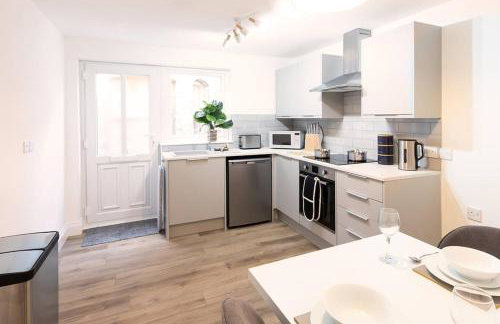 Stunning One Bed Flat at Dawe Luxury Suites - An Entire Apartment near Ely Cathedral & Train Station - The Perfect Base to Explore Ely, Cambridge, Norfolk & London - 2 Guests Max - Photo 3