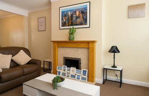 Elegant & Cozy 3 Bed End Terraced Stay - Photo 3