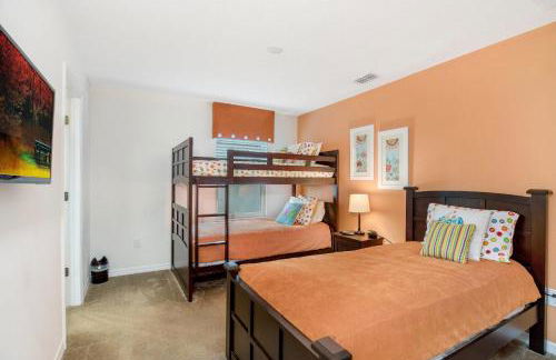 Spacious 6-Bedroom Getaway with Game Room, Private Spa & Sunny Pool Deck in Premier Resort Setting - Foto 57