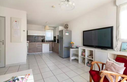 LE BLEU CAMARGUE - T3 EN DUPLEX CLASSÉ 3 ETOILES - CLIM - ARRIVÉE AUTONOME - Piscine privative à la résidence - Parking Gratuit - Wifi FIBRE - Animaux acceptés - Idéale Famille couple télétravail - Foto 17