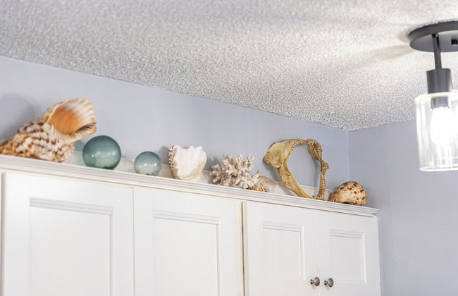 Partial Ocean View Condo with 2 Beds and Parking - Foto 34