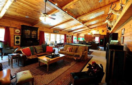 Spacious Villa Rental with a Pool for a Large Group near Catskill Mountains, New York - Photo 13