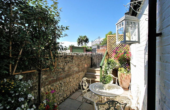 Beautiful Georgian Home in the Heart of Chichester - Photo 45