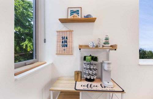 Ocean-Inspired 3B Modern Retreat w Kids Room - Foto 17