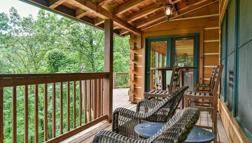Stunning Mountain Cabin with Hot Tub and Game Room Near Asheville in Old Fort, NC - Foto 3