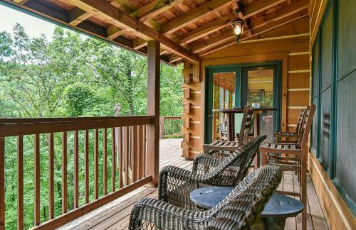 Stunning Mountain Cabin with Hot Tub and Game Room Near Asheville in Old Fort, NC - Foto 3