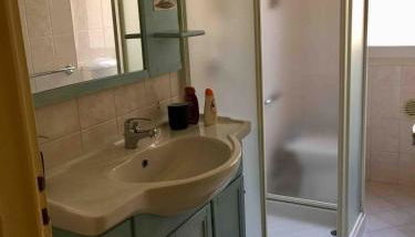 In the center of Modena, Piazza Roma and the Ferrari Museum - Foto 3, Shower