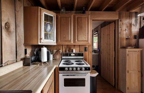 Rustic-Modern Chalet w/ Fire Pit, Deck & Views in Slanesville, WV - Foto 37