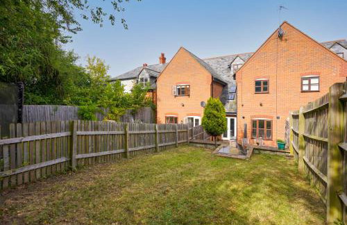 Loughton House - Central Location - Driveway Parking, Self-Check-In, Garden, Super-Fast Wifi and Smart TVs by Yoko Property - Foto 27