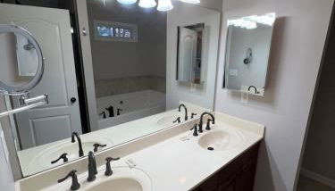 Spacious Gorgeous 3bd home with large deck Close to EVERYTHING - Photo 5