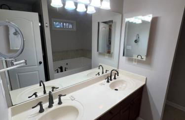 Spacious Gorgeous 3bd home with large deck Close to EVERYTHING - Foto 5