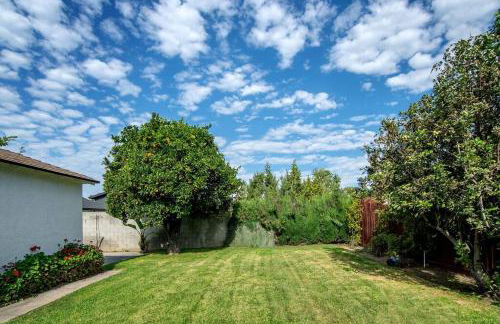 Updated 3-Bedroom LA Home with Backyard, BBQ & Family-Friendly Amenities - Photo 34