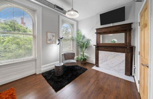 City Escape 2BR Steps to TQL near OTR and Downtown - Foto 3