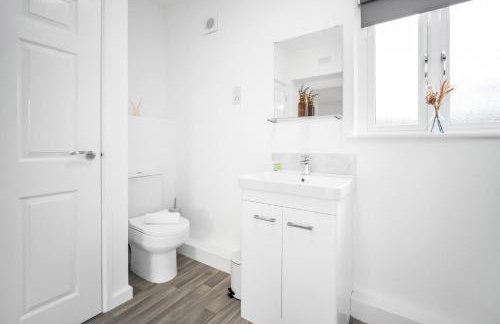 Modern 2 Bed Apartment - Parking - Sleeps 3 - Netflix 27AC - Foto 7