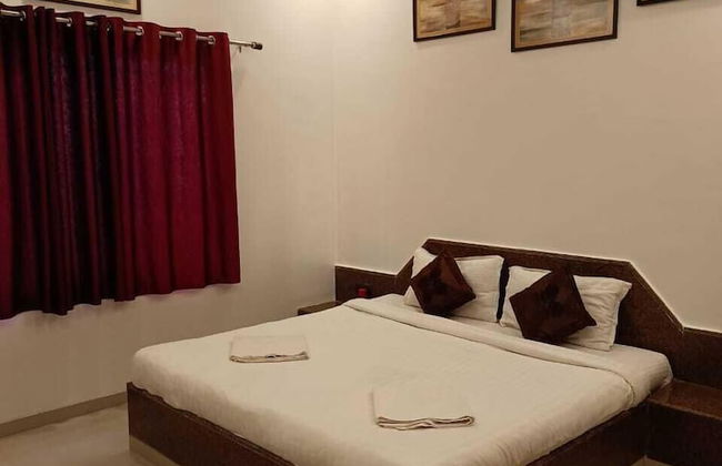 Emerald Villa - Photo 2